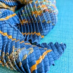 VTG Hermes Silk Scarf Temps Marionnettes Annie Faivre 1995 Plisse Blue Carre